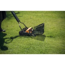 FISKARS StaySharp Max fűgyűjtő kézi fűnyíróhoz
