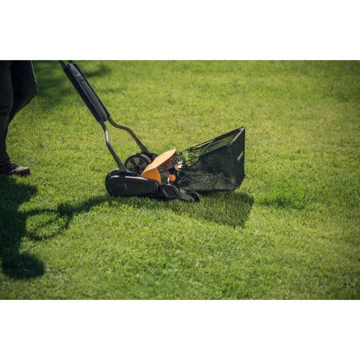 FISKARS StaySharp Max fűgyűjtő kézi fűnyíróhoz