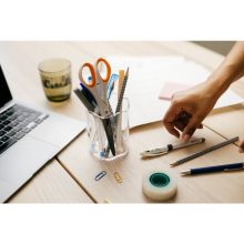 FISKARS Tapadásmentes olló (17 cm)