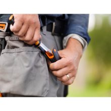 FISKARS Hardware általános kés, tokba épített élezővel