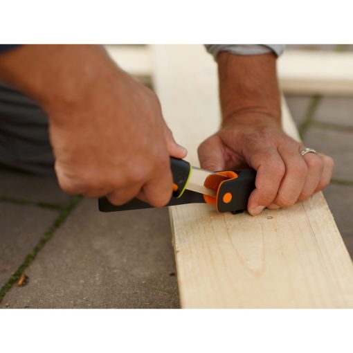 FISKARS Hardware kés épületgépészeti munkákhoz, tokba épített élezővel