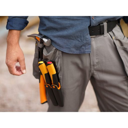 FISKARS Hardware kés famunkákhoz, tokba épített élezővel