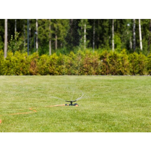 FISKARS Comfort örvényes kör esőztető, kerekekkel 0-150 m2 (S)