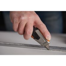 FISKARS CarbonMax visszahúzható pengekés