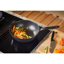 FISKARS Functional Form wok (28 cm) teflon bevonattal