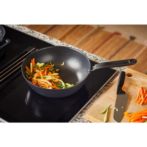FISKARS Functional Form wok (28 cm) teflon bevonattal