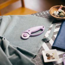 FISKARS Designer görgős vágó (45 mm) lila