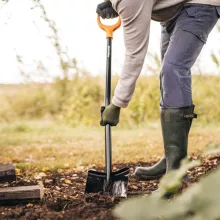 FISKARS Solid Plus hegyes ásó (XL) hosszított nyéllel