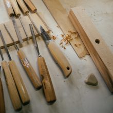 FISKARS Norden fafaragó kés, bőr tokkal