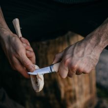 FISKARS Norden fafaragó kés, bőr tokkal