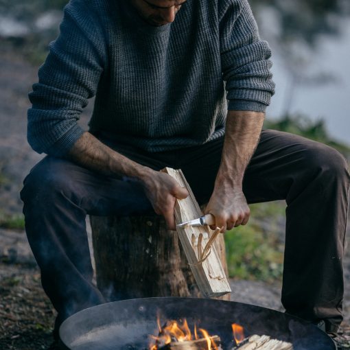 FISKARS Norden fafaragó kés, bőr tokkal