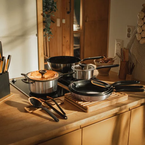 FISKARS Functional Form serpenyő (28 cm) kerámia bevonattal