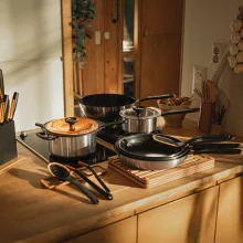 FISKARS Functional Form wok (28 cm) kerámia bevonattal