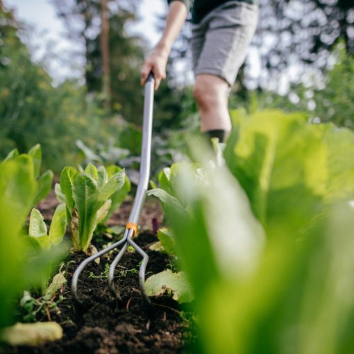 FISKARS Ergonomic talajlazító, ívelt nyéllel
