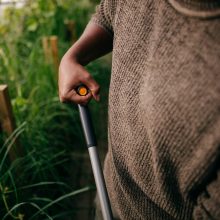 FISKARS Ergonomic gyomláló kapa, ívelt nyéllel