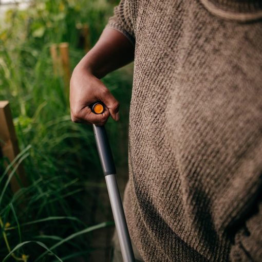 FISKARS Ergonomic gyomláló kapa, ívelt nyéllel