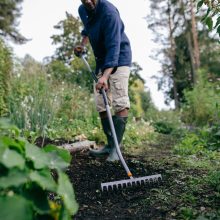 FISKARS Ergonomic gereblye, ívelt nyéllel