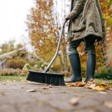 FISKARS Ergonomic seprű, ívelt nyéllel
