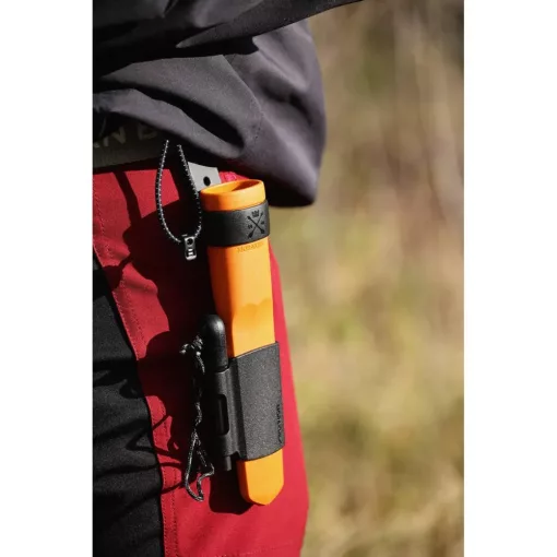 MORAKNIV Kansbol (S) kés, tokkal + Survival Kit tűzgyújtó készlet, narancssárga