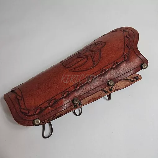 Váci - Nagy vésett alkarvédő – Szkíta turul